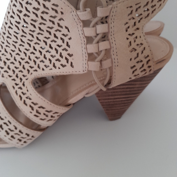 Vince Camuto Women's Tan Leather Wedge Sandals - Picture 3 of 8